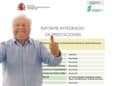 Jubilado con carnet de la Seguridad Social para pensiones 2025.