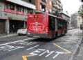 Autobús EMT circulando por carril bus-taxi en Valencia según normativa DGT.