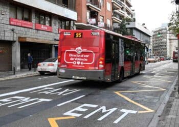 Autobús EMT circulando por carril bus-taxi en Valencia según normativa DGT.