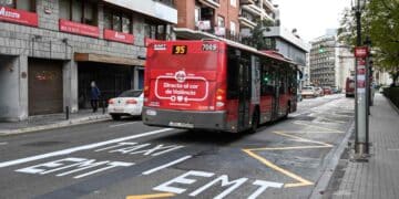 Autobús EMT circulando por carril bus-taxi en Valencia según normativa DGT.