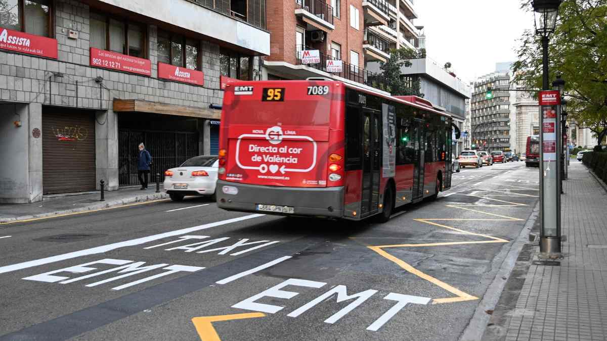 Autobús EMT circulando por carril bus-taxi en Valencia según normativa DGT.