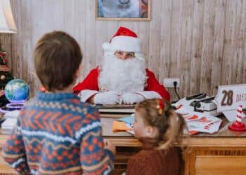 Niños visitan la Casa de Papá Noel en Peque Navidad en Bustarviejo, Sierra Norte de Madrid.