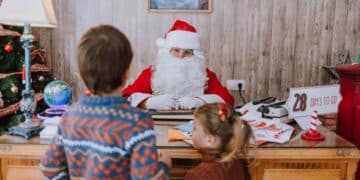 Niños visitan la Casa de Papá Noel en Peque Navidad en Bustarviejo, Sierra Norte de Madrid.