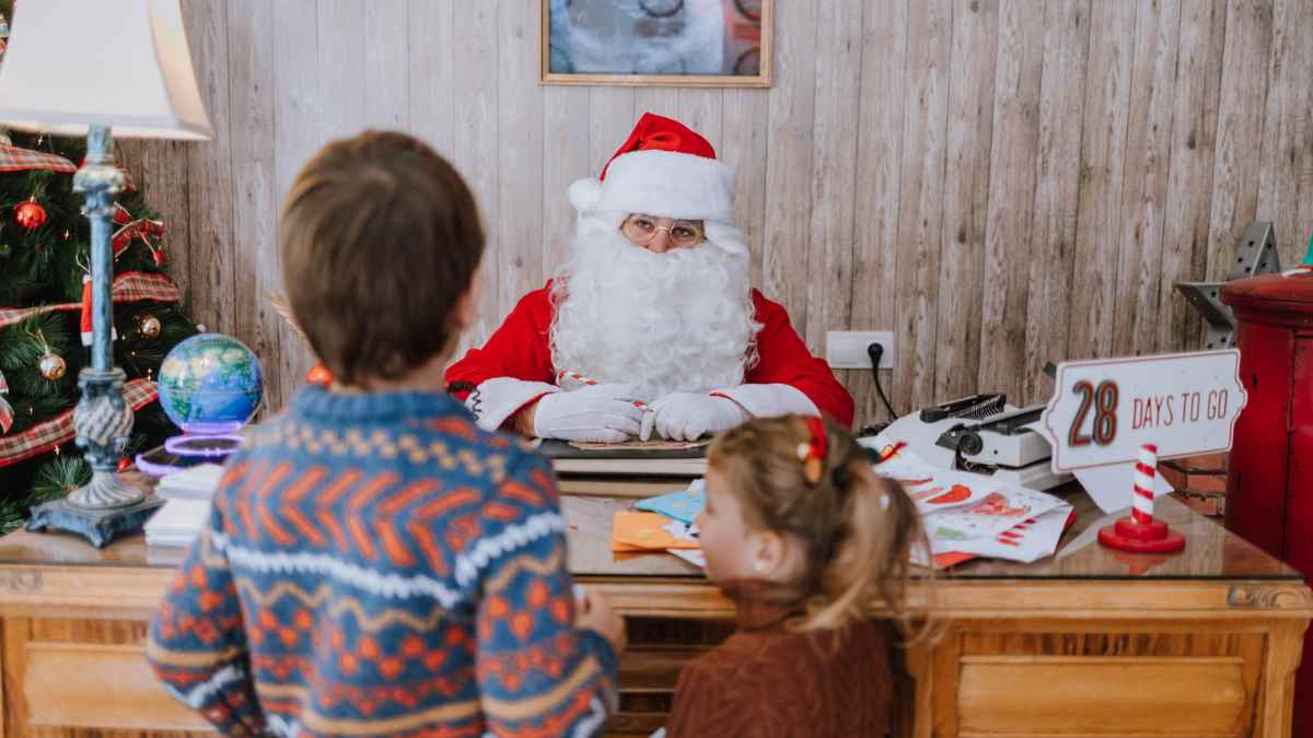 Niños visitan la Casa de Papá Noel en Peque Navidad en Bustarviejo, Sierra Norte de Madrid.