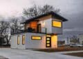 Casa prefabricada de dos plantas con dormitorios y cocina equipada por menos de 25.000 euros.