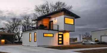 Casa prefabricada de dos plantas con dormitorios y cocina equipada por menos de 25.000 euros.