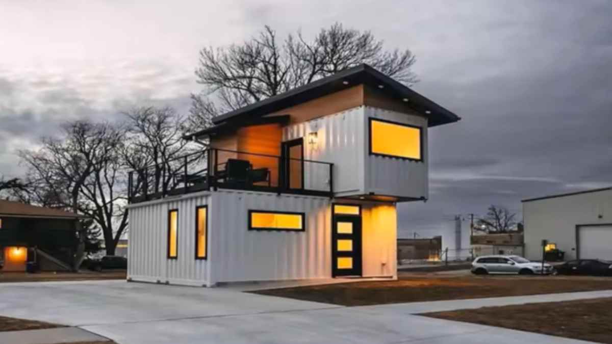 Casa prefabricada de dos plantas con dormitorios y cocina equipada por menos de 25.000 euros.