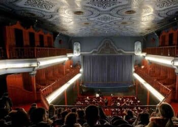 Interior del Cine Doré en Madrid con público durante las proyecciones gratuitas por obras de accesibilidad.