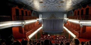 Interior del Cine Doré en Madrid con público durante las proyecciones gratuitas por obras de accesibilidad.