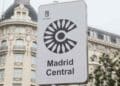 Señal de Madrid Central con restricciones de tráfico y multas según etiqueta DGT.