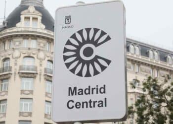 Señal de Madrid Central con restricciones de tráfico y multas según etiqueta DGT.