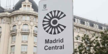Señal de Madrid Central con restricciones de tráfico y multas según etiqueta DGT.