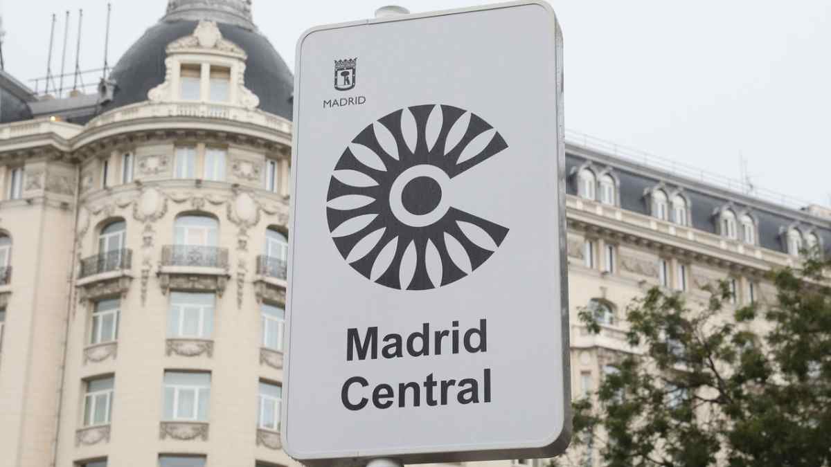 Señal de Madrid Central con restricciones de tráfico y multas según etiqueta DGT.