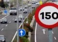Señal de tráfico de 150 km/h en autopista europea.