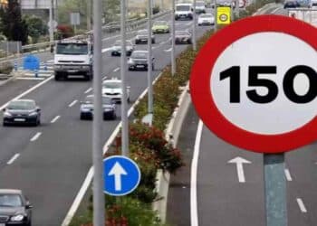Señal de tráfico de 150 km/h en autopista europea.