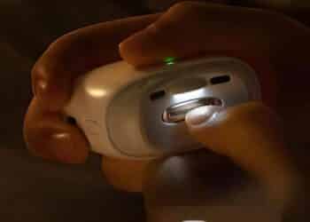 cortauñas eléctrico con luz LED en uso Amazon.
