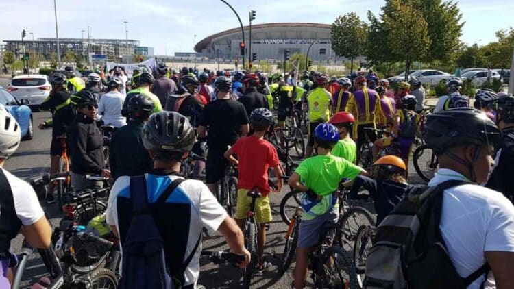 Marcha ciclista en Madrid con cortes de tráfico en más de 20 calles este viernes.