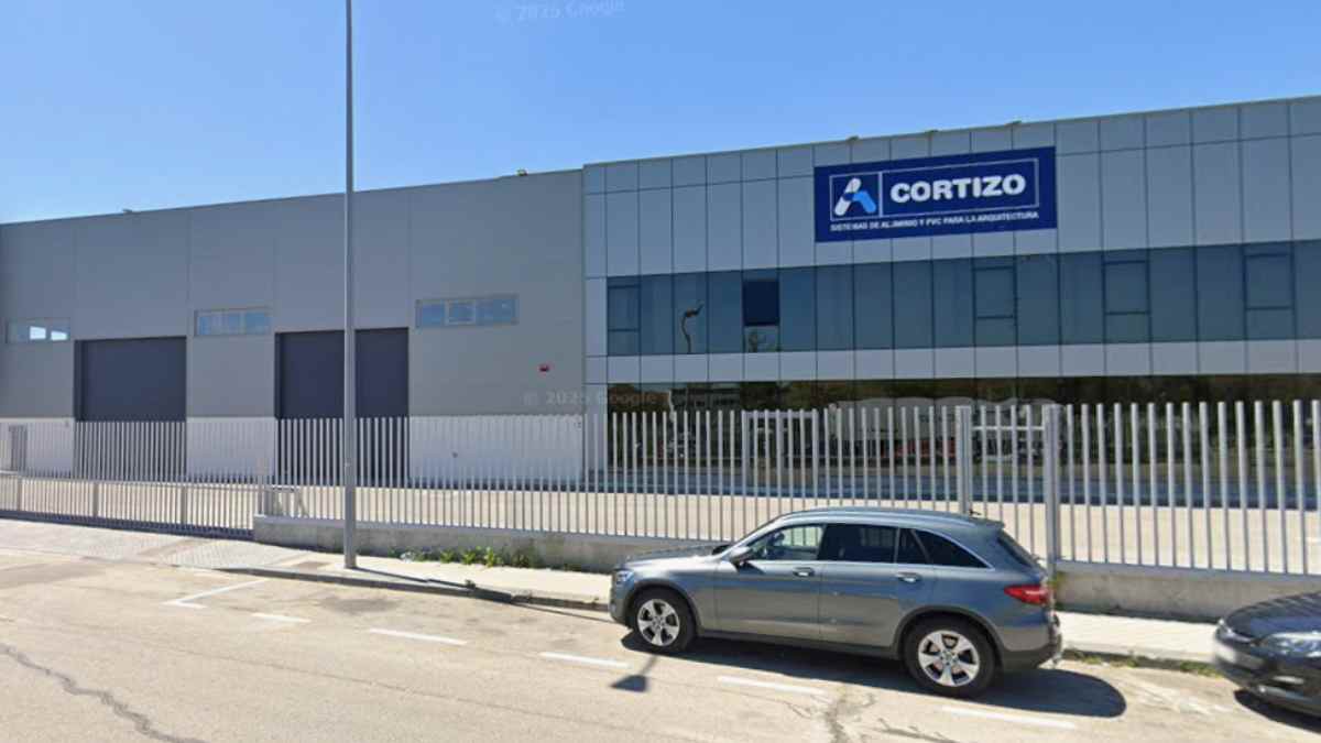 Fábrica de CORTIZO en Móstoles con oferta de empleo de personal de almacén.