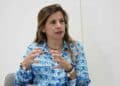 Mujer explicando la precariedad laboral juvenil y las dificultades de la Generación Z en el trabajo.
