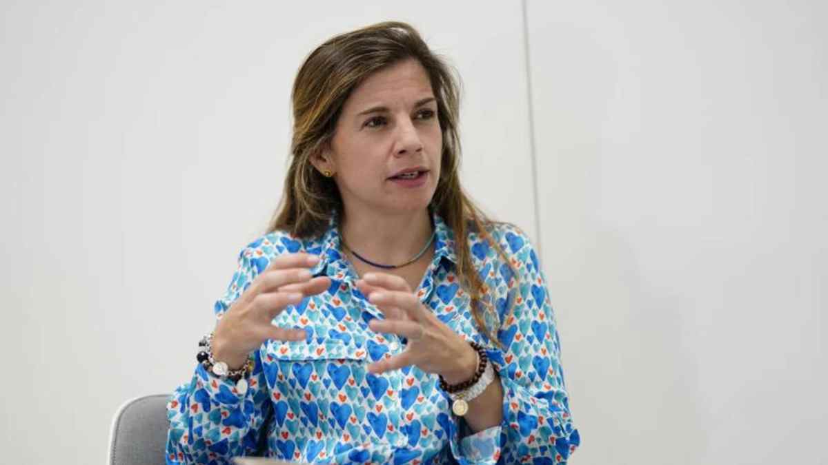 Mujer explicando la precariedad laboral juvenil y las dificultades de la Generación Z en el trabajo.