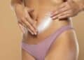 Mujer aplicando gel reafirmante abdominal de 11 euros Elifexir Flat Belly.