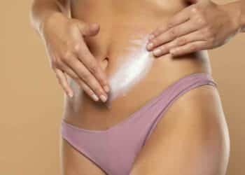 Mujer aplicando gel reafirmante abdominal de 11 euros Elifexir Flat Belly.