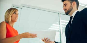 Entrega de documentos en un despido laboral pactado para acceder al paro.