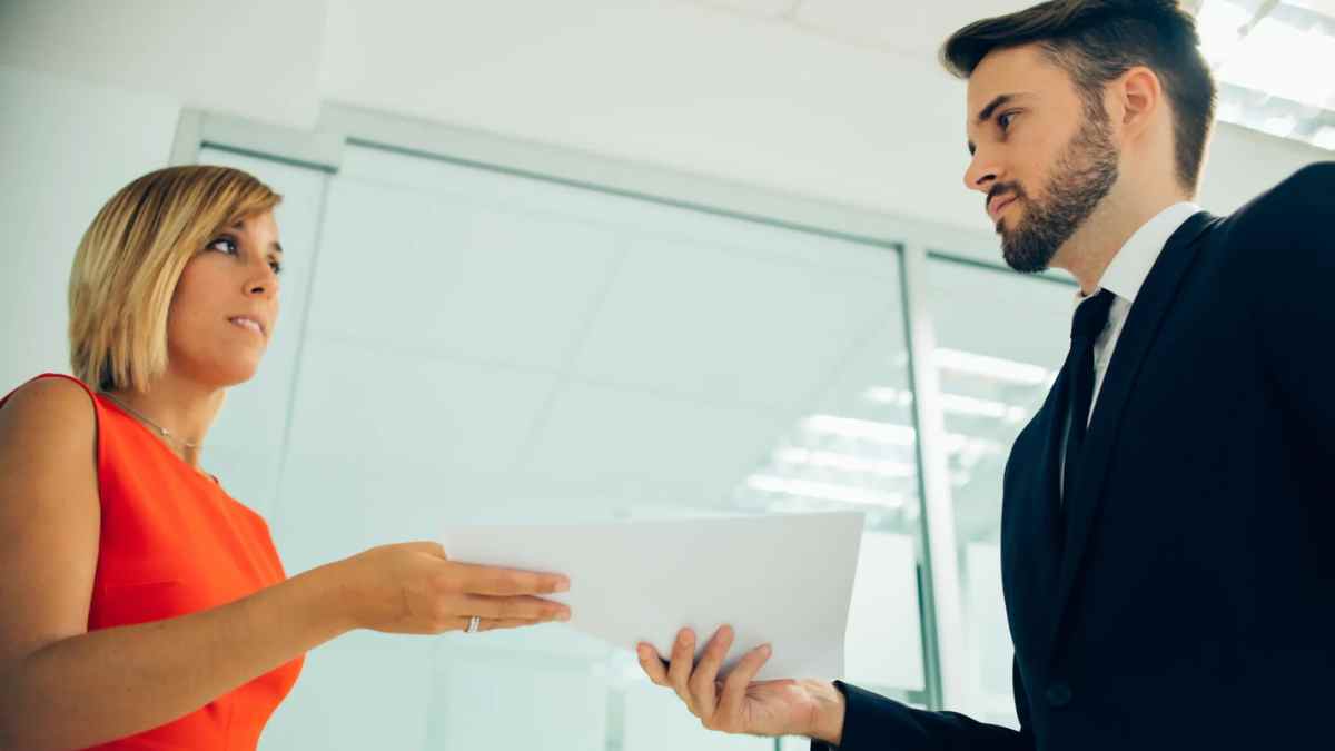 Entrega de documentos en un despido laboral pactado para acceder al paro.