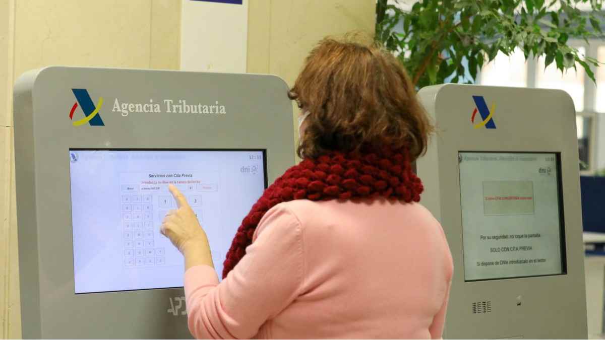 Pensionista en Agencia Tributaria consultando devolución IRPF mutualistas.