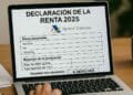 Declaración de la Renta 2025 en ordenador con devolución de Hacienda.