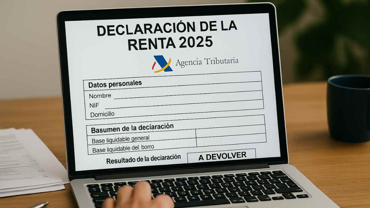 Declaración de la Renta 2025 en ordenador con devolución de Hacienda.