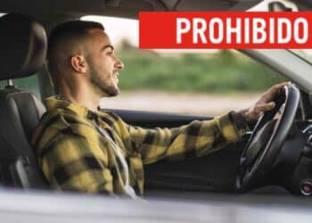 Conductor solo en coche prohibido por nuevas normas de la DGT.