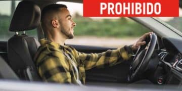 Conductor solo en coche prohibido por nuevas normas de la DGT.