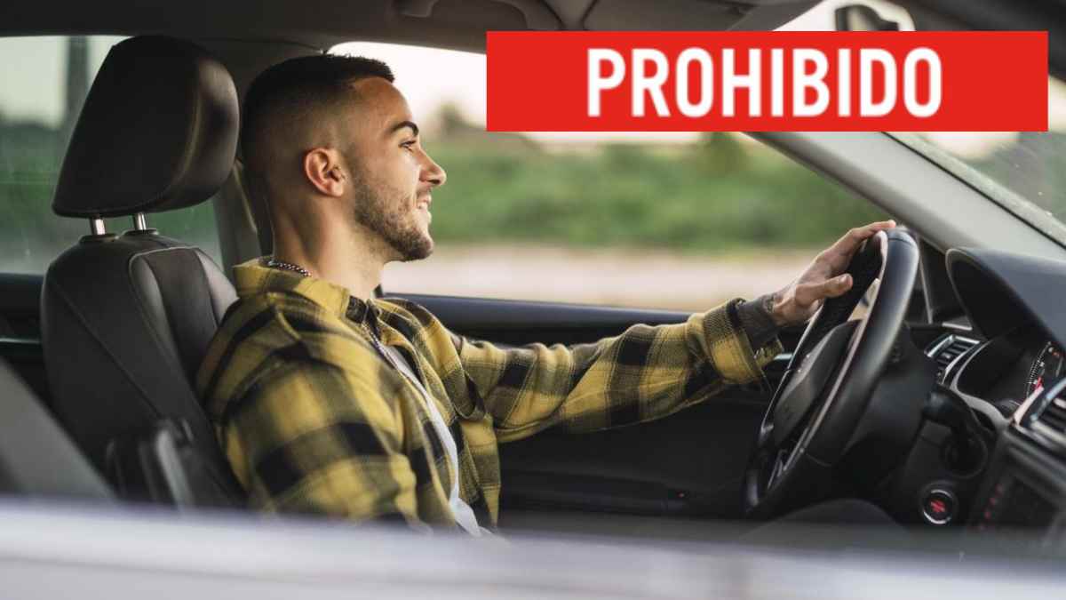 Conductor solo en coche prohibido por nuevas normas de la DGT.