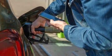 Conductor usando el móvil mientras reposta gasolina en gasolinera multado por la DGT.