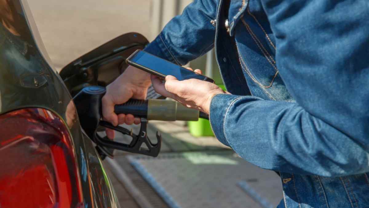 Conductor usando el móvil mientras reposta gasolina en gasolinera multado por la DGT.
