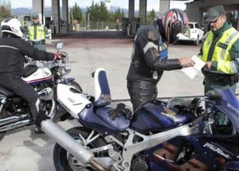 Guardia Civil control a motoristas por nuevas normas de la DGT.