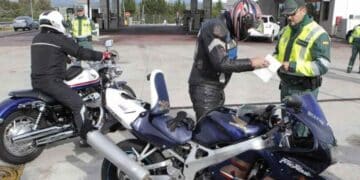 Guardia Civil control a motoristas por nuevas normas de la DGT.