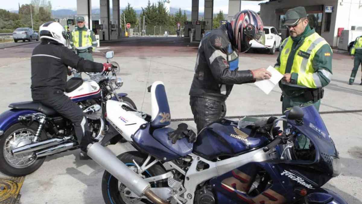Guardia Civil control a motoristas por nuevas normas de la DGT.