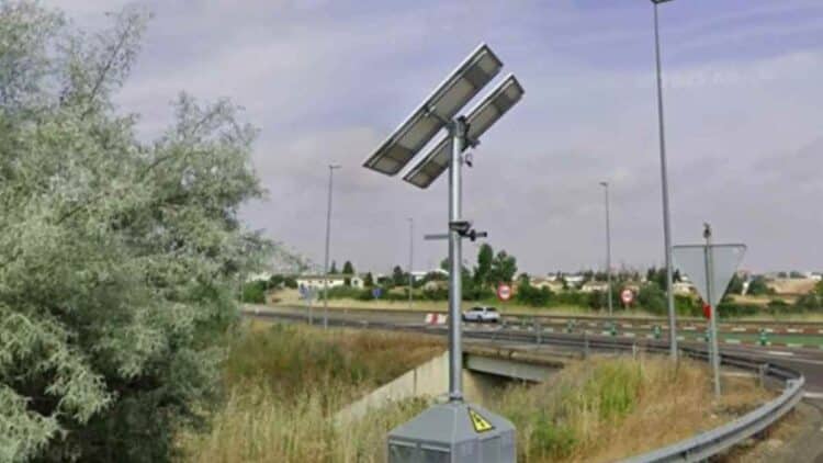 Radar de tramo de la DGT en glorieta de la SA-20 en Salamanca.