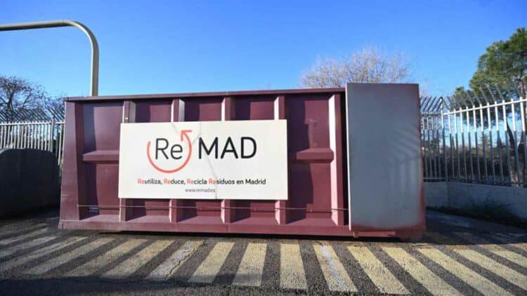 Contenedor ReMAD para donar y reutilizar muebles y electrodomésticos en Madrid.