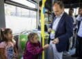 Educabús EMT Madrid enseña a escolares de primaria cómo usar el autobús urbano.