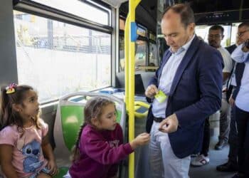 Educabús EMT Madrid enseña a escolares de primaria cómo usar el autobús urbano.