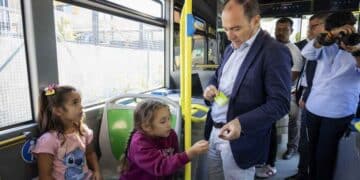 Educabús EMT Madrid enseña a escolares de primaria cómo usar el autobús urbano.