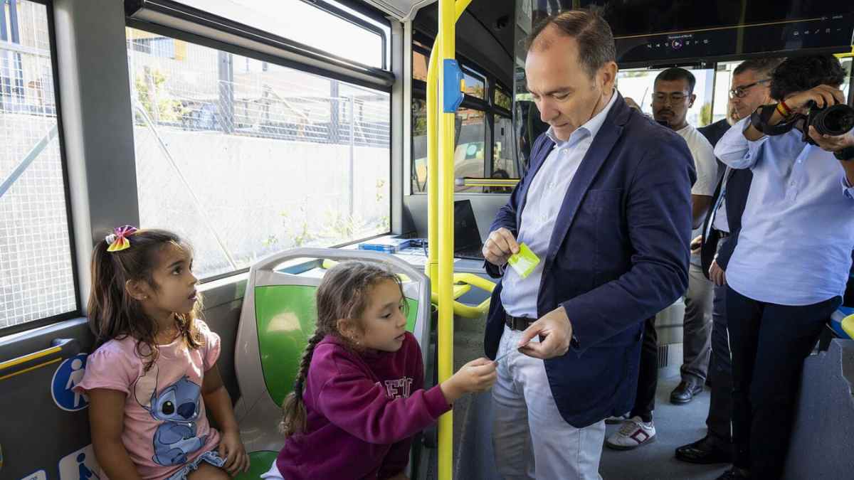 Educabús EMT Madrid enseña a escolares de primaria cómo usar el autobús urbano.