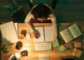 Trabajador estudiando en casa mientras compagina empleo y estudios según el Estatuto de los Trabajadores.