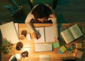 Trabajador estudiando en casa mientras compagina empleo y estudios según el Estatuto de los Trabajadores.