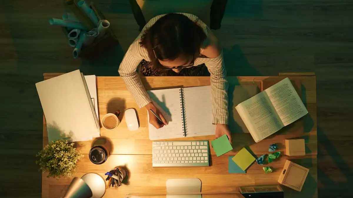 Trabajador estudiando en casa mientras compagina empleo y estudios según el Estatuto de los Trabajadores.