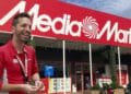 Empleado de MediaMarkt en tienda de Madrid con vacantes de trabajo para Black Friday.