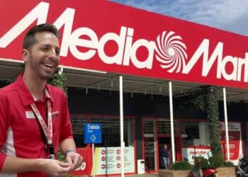 Empleado de MediaMarkt en tienda de Madrid con vacantes de trabajo para Black Friday.